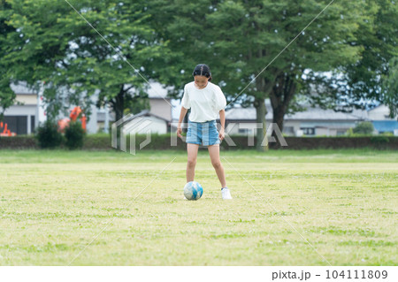 公園でサッカーをする小学生の女の子 公園でサッカーをする小学生の女の子 104111809