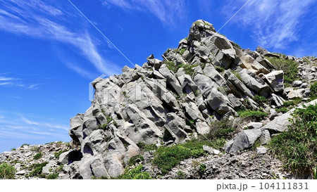 新島の石山トレッキングコースの岩山 104111831