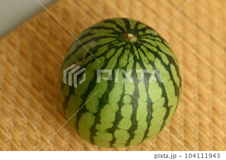 夏の定番、特徴的な模様の果物(野菜)スイカ 夏の定番、特徴的な模様の果物(野菜)スイカ 104111943