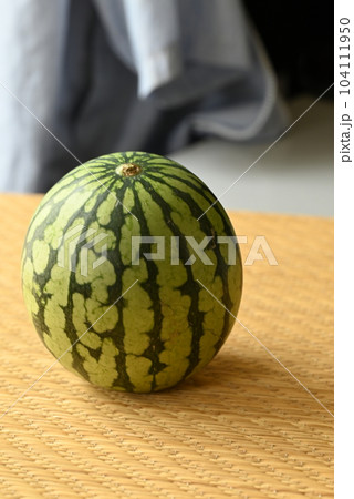 夏の定番、特徴的な模様の果物（野菜）スイカ 104111950
