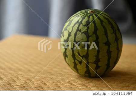 夏の定番、特徴的な模様の果物(野菜)スイカ 夏の定番、特徴的な模様の果物(野菜)スイカ 104111964