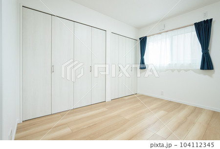 住宅イメージ 新築住宅 白壁の6帖の部屋のクローゼットと窓 住宅イメージ 新築住宅 白壁の6帖の部屋のクローゼットと窓 104112345