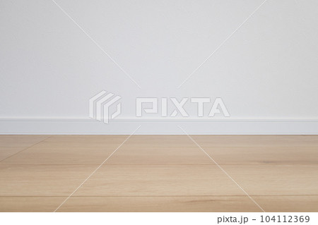住宅イメージ 新築住宅 室内の白い壁とフローリング 住宅イメージ 新築住宅 室内の白い壁とフローリング 104112369