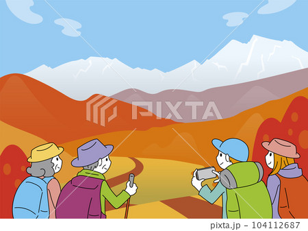 紅葉した山並みと4人の登山者　秋の風景 104112687