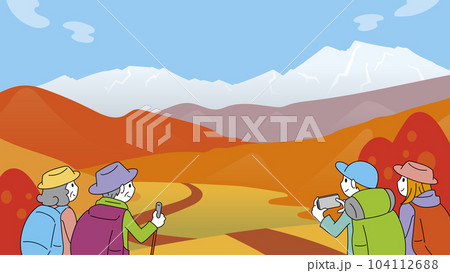 紅葉した山並みと4人の登山者　秋の風景(16:9) 104112688