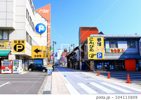 【香川県】早朝の金刀比羅宮（表参道への入口通り 大麻琴平買田線） 104113809