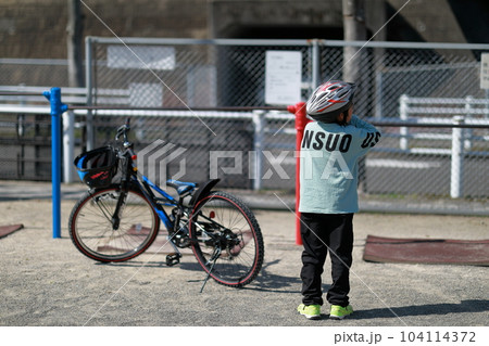 ヘルメットをちゃんと着用して自転車の乗る少年 ヘルメットをちゃんと着用して自転車の乗る少年 104114372