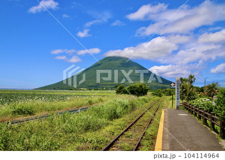 西大山駅から望む開聞岳（鹿児島県・指宿市） 104114964