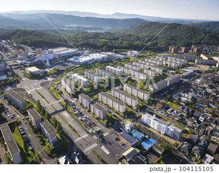 朝日に輝く高蔵寺ニュータウン　岩成台方面とサンマルシェ　愛知県春日井市（ドローンによる空撮） 104115105