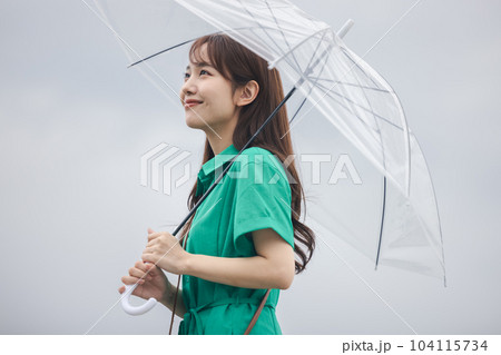 傘をさす女性 104115734
