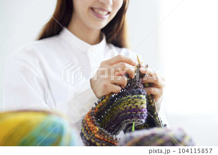 リビングにて趣味の手芸で毛糸を編む30代の日本人女性 104115857
