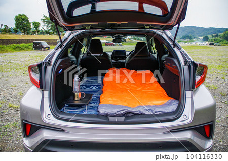 マットと寝袋で車中泊をする 104116330