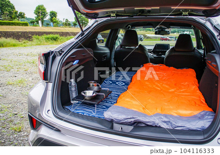 マットと寝袋で車中泊をする マットと寝袋で車中泊をする 104116333