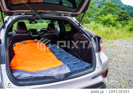 自然のなかで車中泊をする 104116381