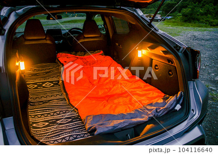 マットとシュラフで車中泊をする 104116640