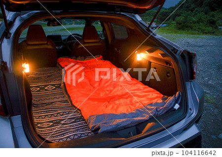 マットとシュラフで車中泊をする マットとシュラフで車中泊をする 104116642