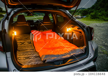 マットとシュラフで車中泊をする マットとシュラフで車中泊をする 104116648