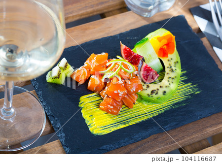 Tuna tartare with avocado and spicy mango sauce 104116687