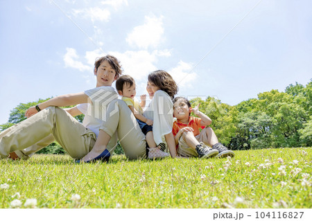 公園の広場で遊ぶ4人家族 公園の広場で遊ぶ4人家族 104116827