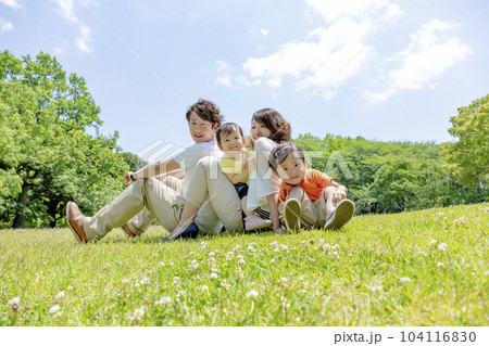 公園の広場で遊ぶ4人家族 公園の広場で遊ぶ4人家族 104116830