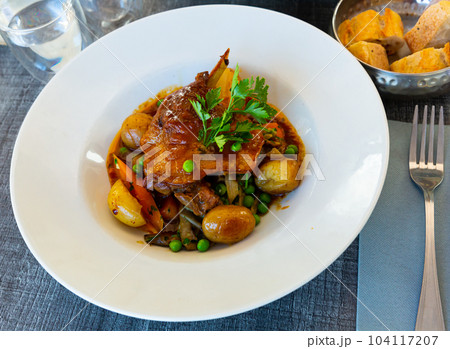 Braised duck leg with vegetables 104117207