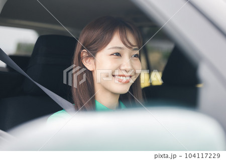 ドライブ　女性　旅行 104117229
