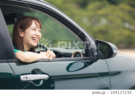 ドライブ　女性　旅行 104117230