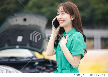 スマホ 車 女性 スマホ 車 女性 104117234