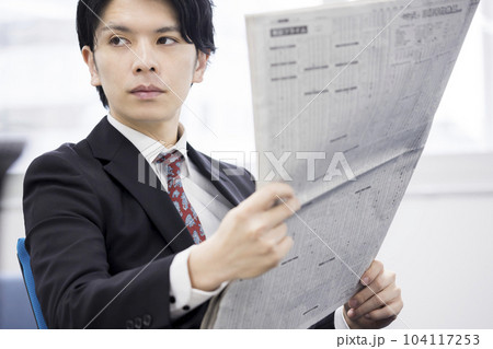 新聞を読むビジネスマン 104117253