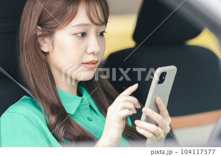 女性 スマホ 車 女性 スマホ 車 104117377