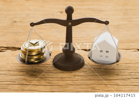 天秤にかけられたお金と家 104117415