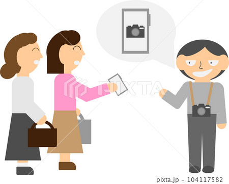 写真を撮りましょうかと近寄ってきた人のイメージイラスト 104117582