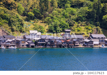 伊根の舟屋、静かな漁村の風景 104117623