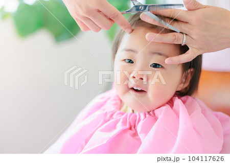 笑顔の赤ちゃんのファーストヘアカット 笑顔の赤ちゃんのファーストヘアカット 104117626