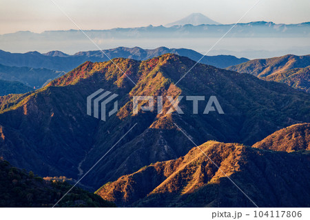 奥日光・社山稜線から見る紅葉の山並みと富士山遠望 104117806