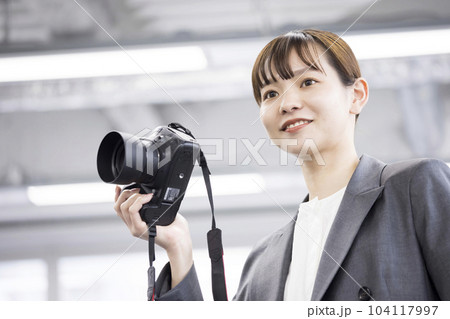 女性フォトグラファー撮影イメージ 女性フォトグラファー撮影イメージ 104117997