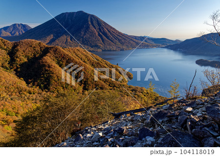 朝の奥日光・社山稜線から見る紅葉の中禅寺湖と男体山 朝の奥日光・社山稜線から見る紅葉の中禅寺湖と男体山 104118019