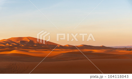 モロッコサハラ砂漠のキャメルトレッキング モロッコサハラ砂漠のキャメルトレッキング 104118043