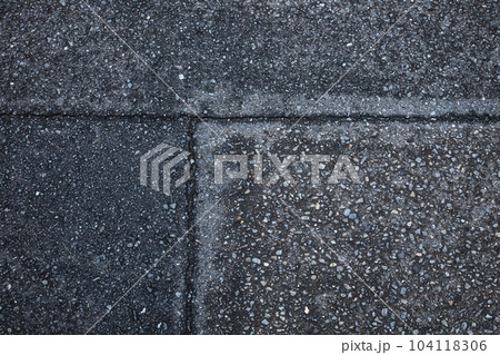 ざらついたアスファルトに刻まれたT字の境界線 104118306