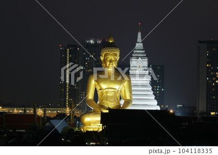 タイ王国バンコクにある寺院「ワット・パクナム(Wat Pakanam)」の巨大仏像 タイ王国バンコクにある寺院「ワット・パクナム(Wat Pakanam)」の巨大仏像 104118335