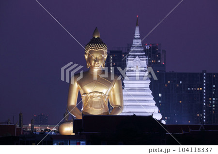 バンコクにある寺院「ワット・パクナム・パーシーチャルン」の白い大仏塔と巨大仏像 104118337