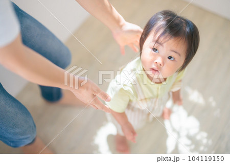 赤ちゃんのひとり立ち練習　ママのサポート 104119150