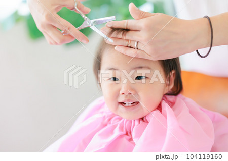 笑顔の赤ちゃんのファーストヘアカット 104119160