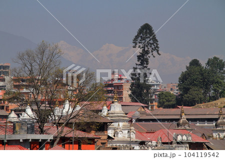 世界文化遺産カトマンズの渓谷　ネパール最大のヒンドゥー教寺院パシュパティナートの建物群とヒマラヤ風景 104119542