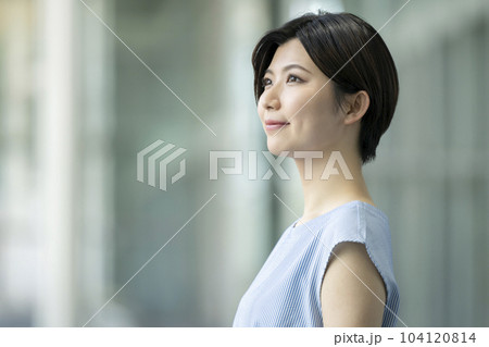 笑顔の若い女性 ポートレート 笑顔の若い女性 ポートレート 104120814