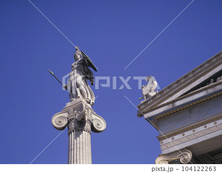 アテネアカデミー 柱頭の女神アテナ像 104122263