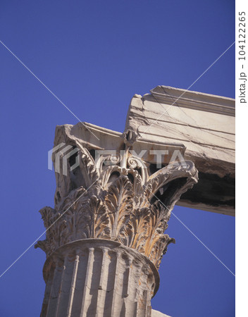 アテネ ゼウス神殿のコリント式柱頭と青空 104122265