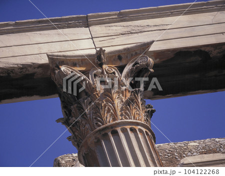 アテネ ゼウス神殿のコリント式柱頭と青空 アテネ ゼウス神殿のコリント式柱頭と青空 104122268