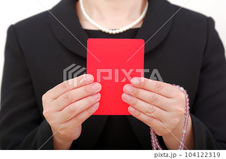 レッドカードを持つ喪服姿の女性 レッドカードを持つ喪服姿の女性 104122319
