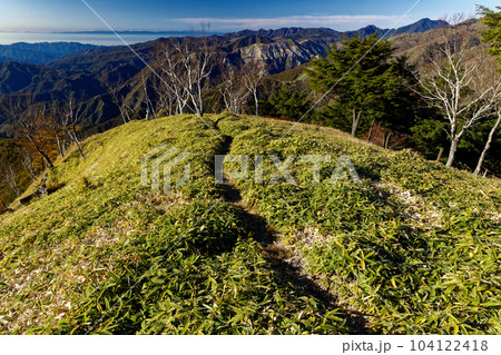 奥日光・社山山頂から見る足尾の山並みと富士山遠望 104122418